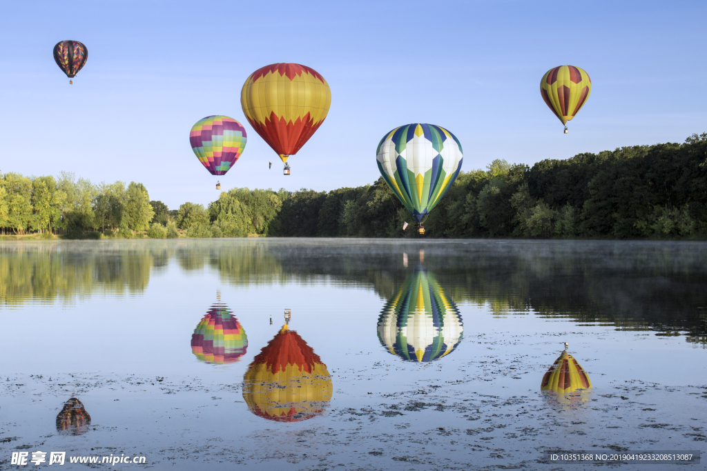 湖边的热气球