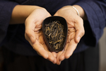 手捧普洱茶