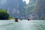 漓江山水间行船风景好