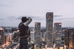高端俯拍城市的男生背影