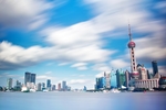 黄浦江上远眺东方明珠塔