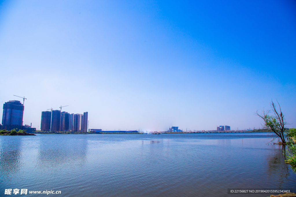 水岸湖景