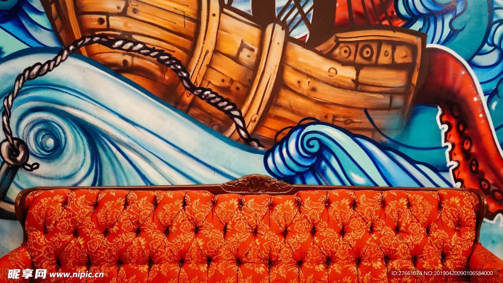 棕色船壁画 橙色沙发