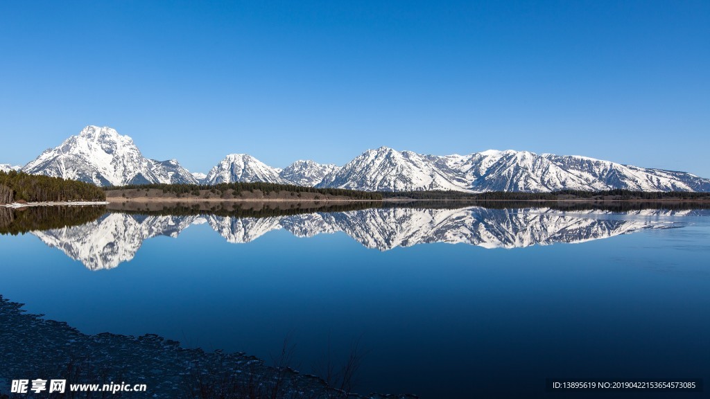 雪山 湖泊