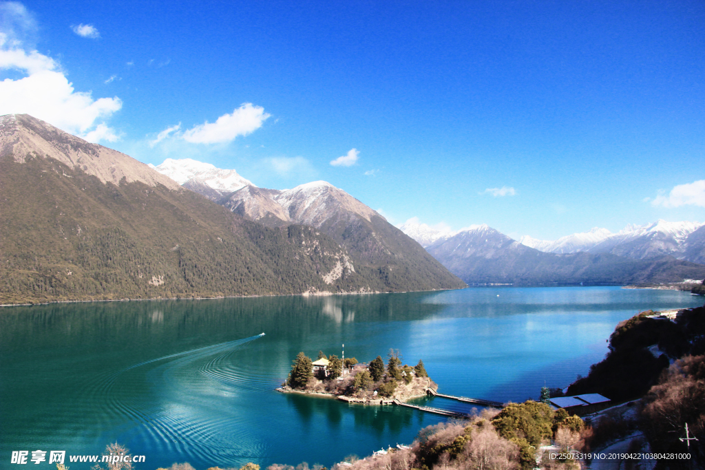 巴松措景区湖心岛