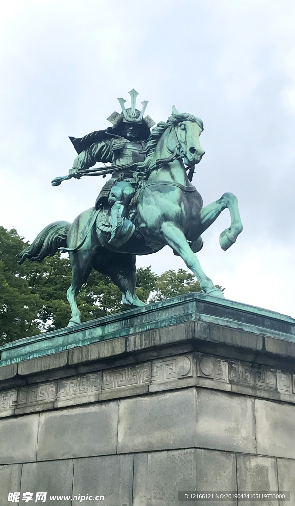 日本皇宫内雕像