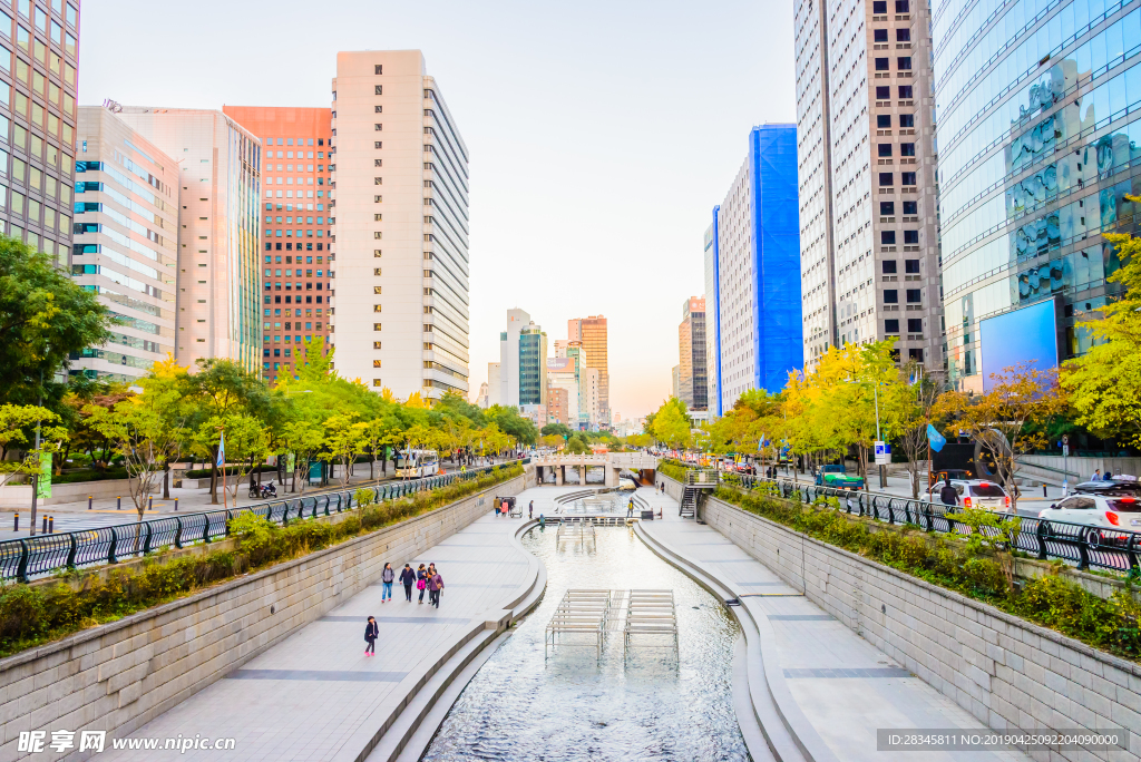 干净的城市建筑背景街道