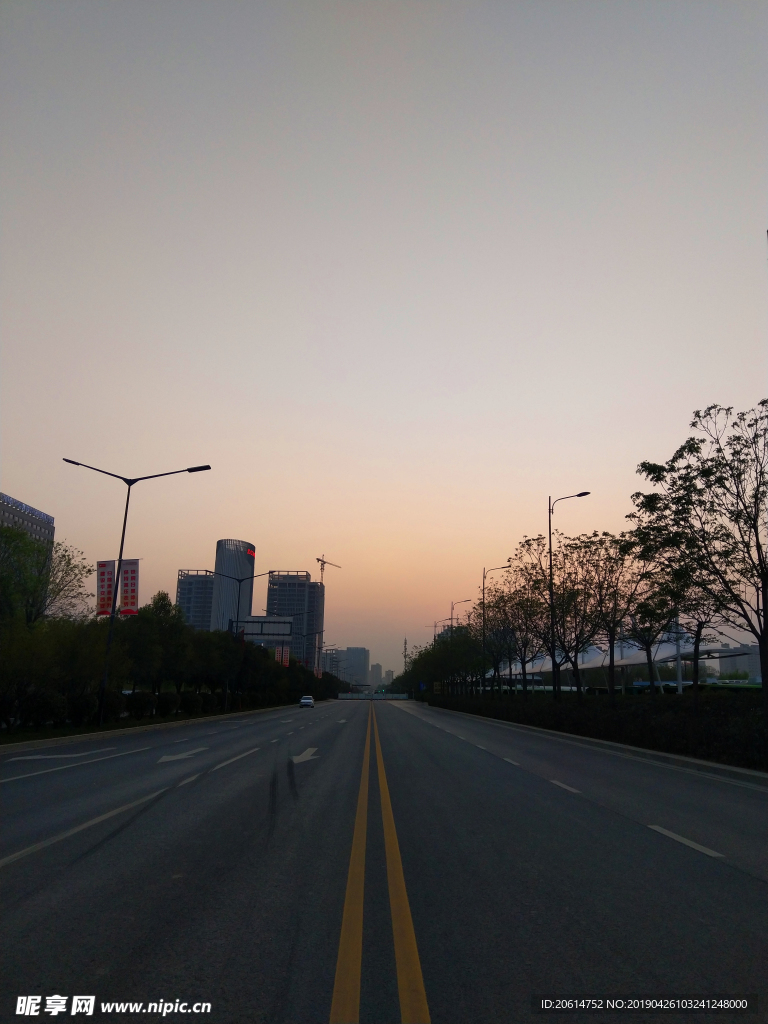 日暮下的道路风景