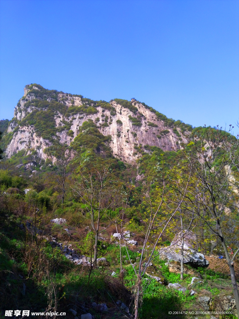 蓝天下的高山风景