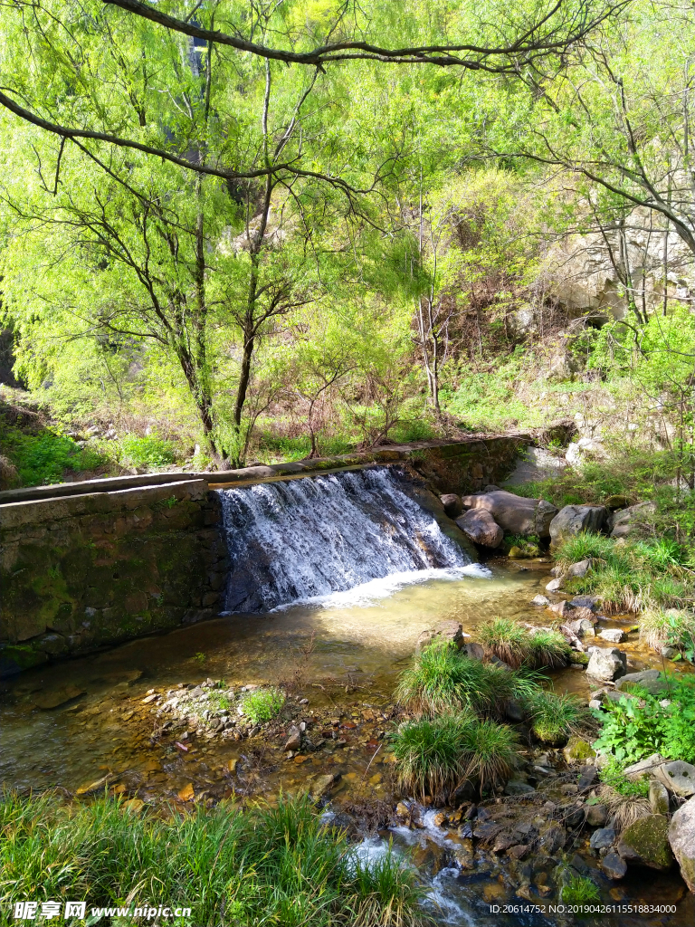 山涧溪流