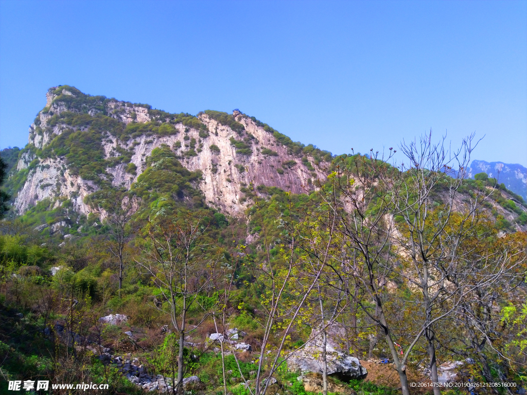 蓝天下的大山风景