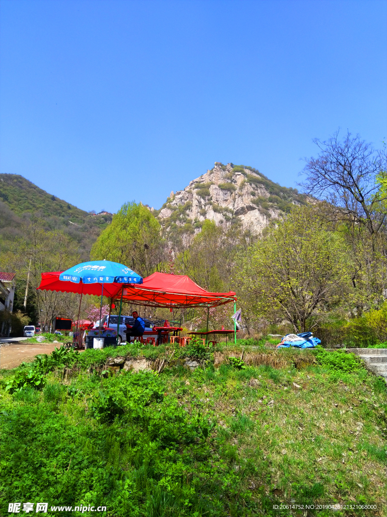 蓝天下的大山风景