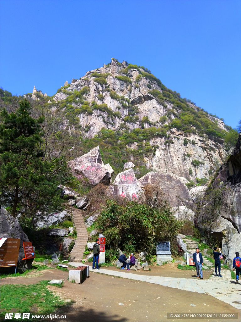 蓝天下的大山风景