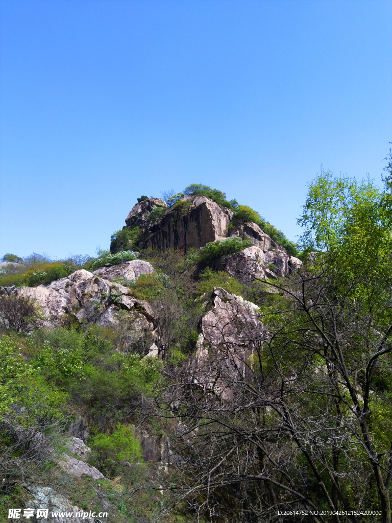 蓝天下的大山风景