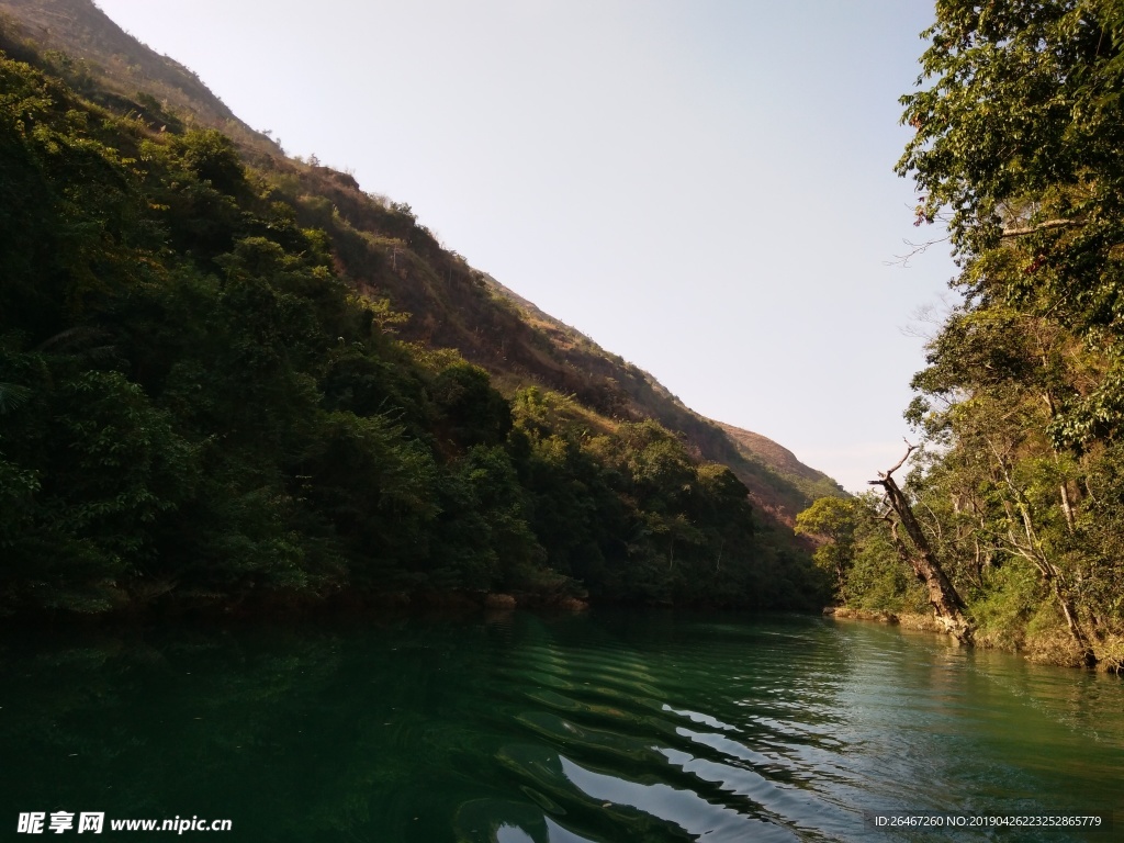 小河流水