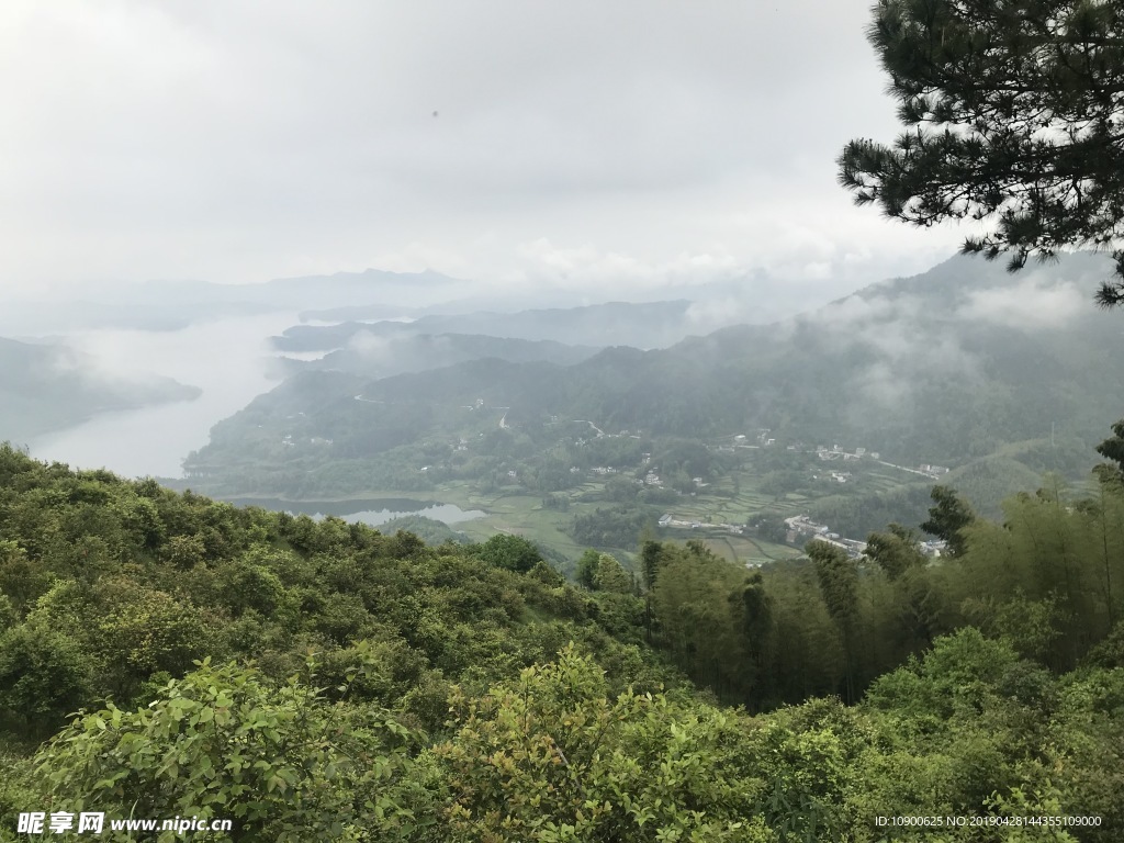 农村俯瞰图 雨天湖景