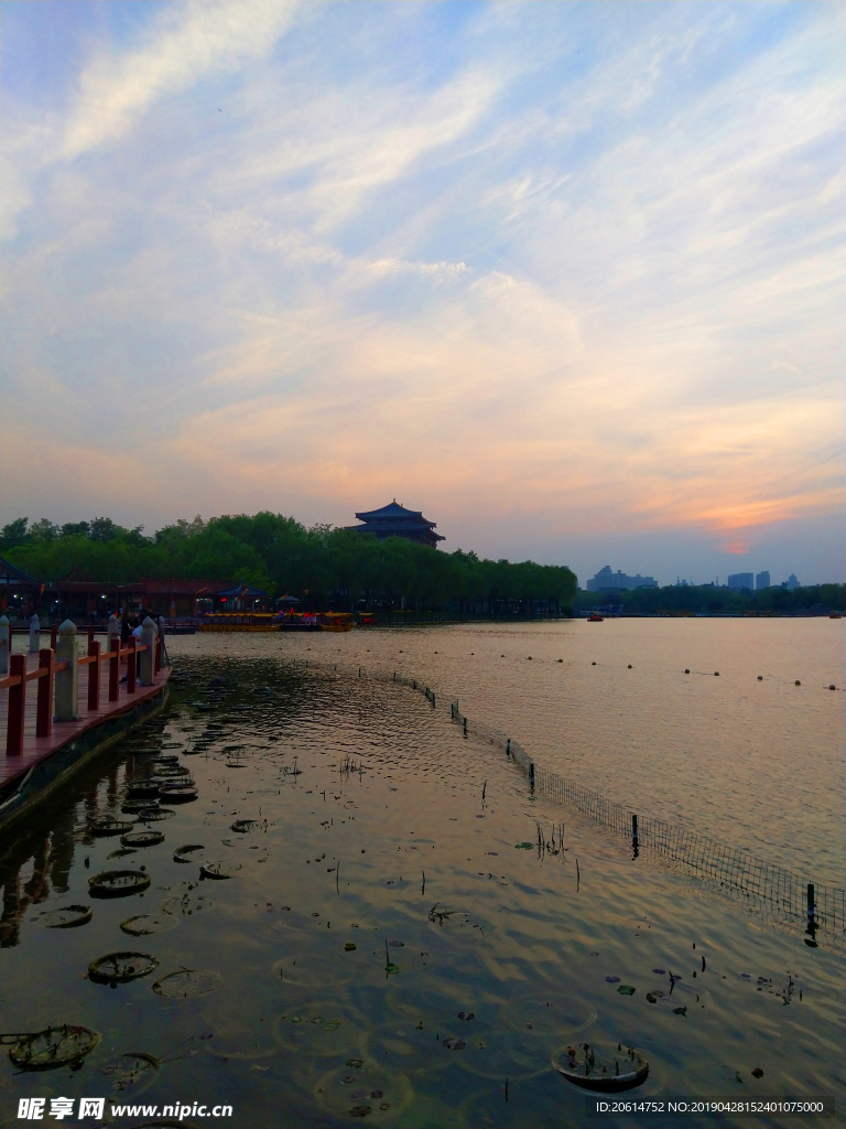 夕阳下的湖泊风景