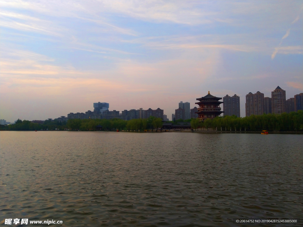 日暮下的公园湖泊风景