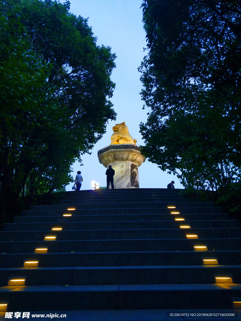 日暮下的公园风景