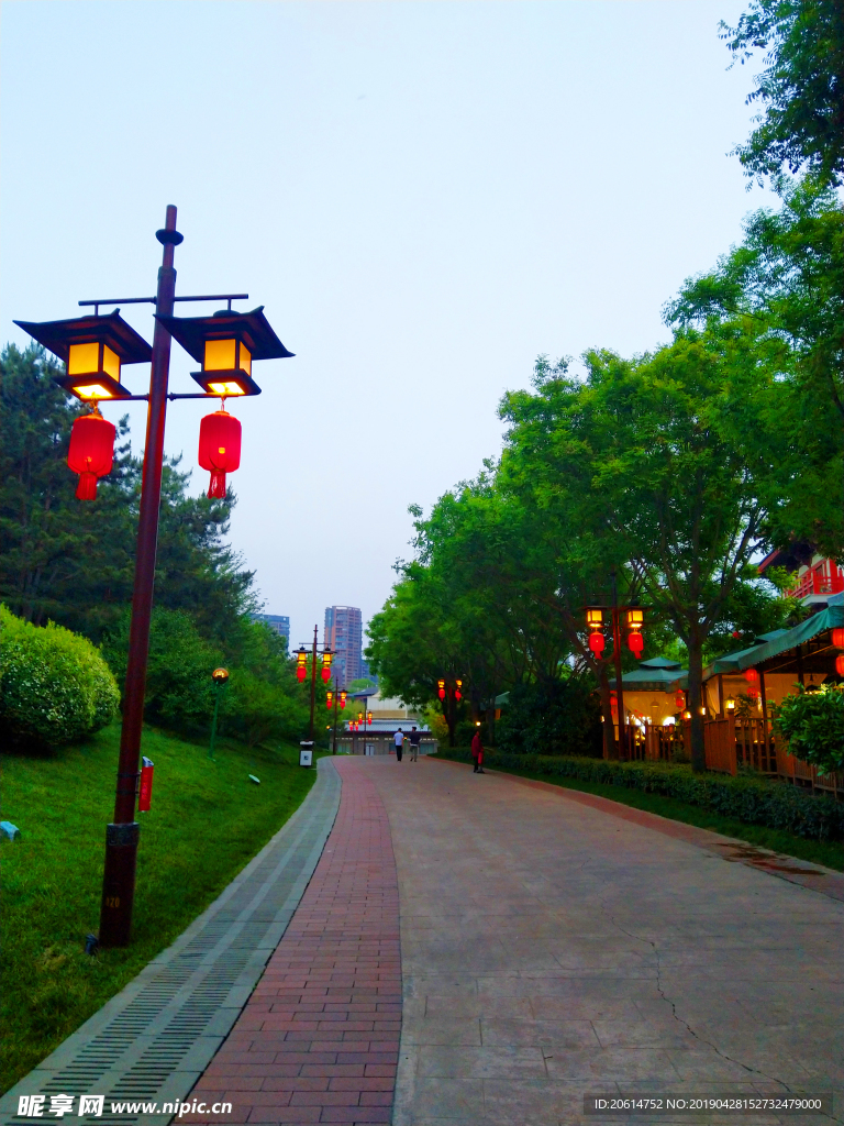 日暮下的公园风景