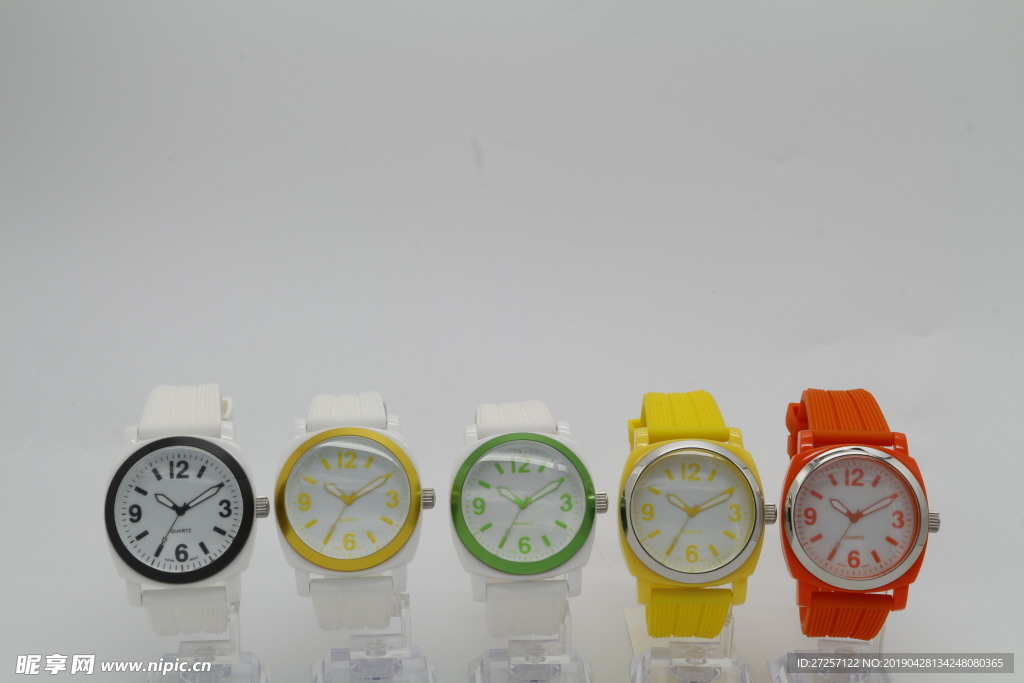 同款多色的硅胶手表