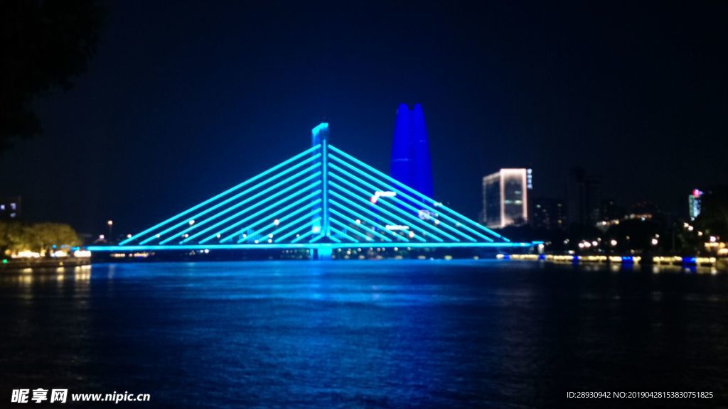 城市大桥灯光图