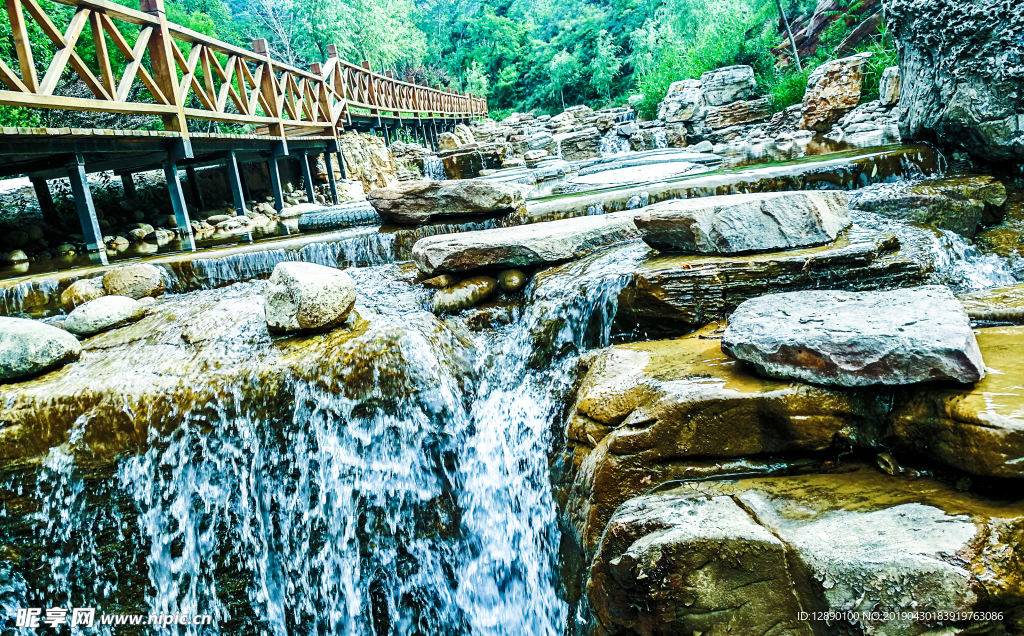 山间河水