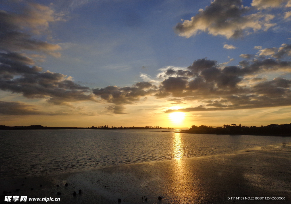 新西兰海滨夕阳风光