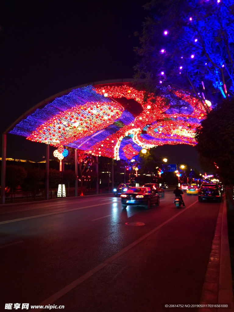 夜色下的城市霓虹灯