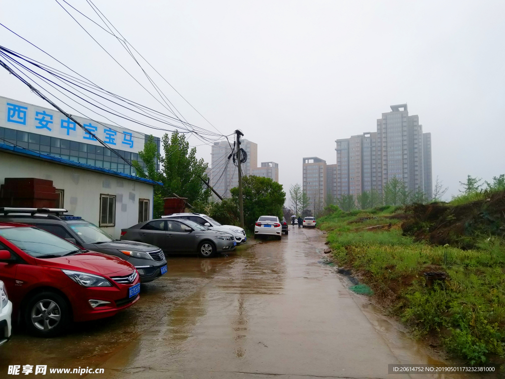 下雨天的城市道路风景