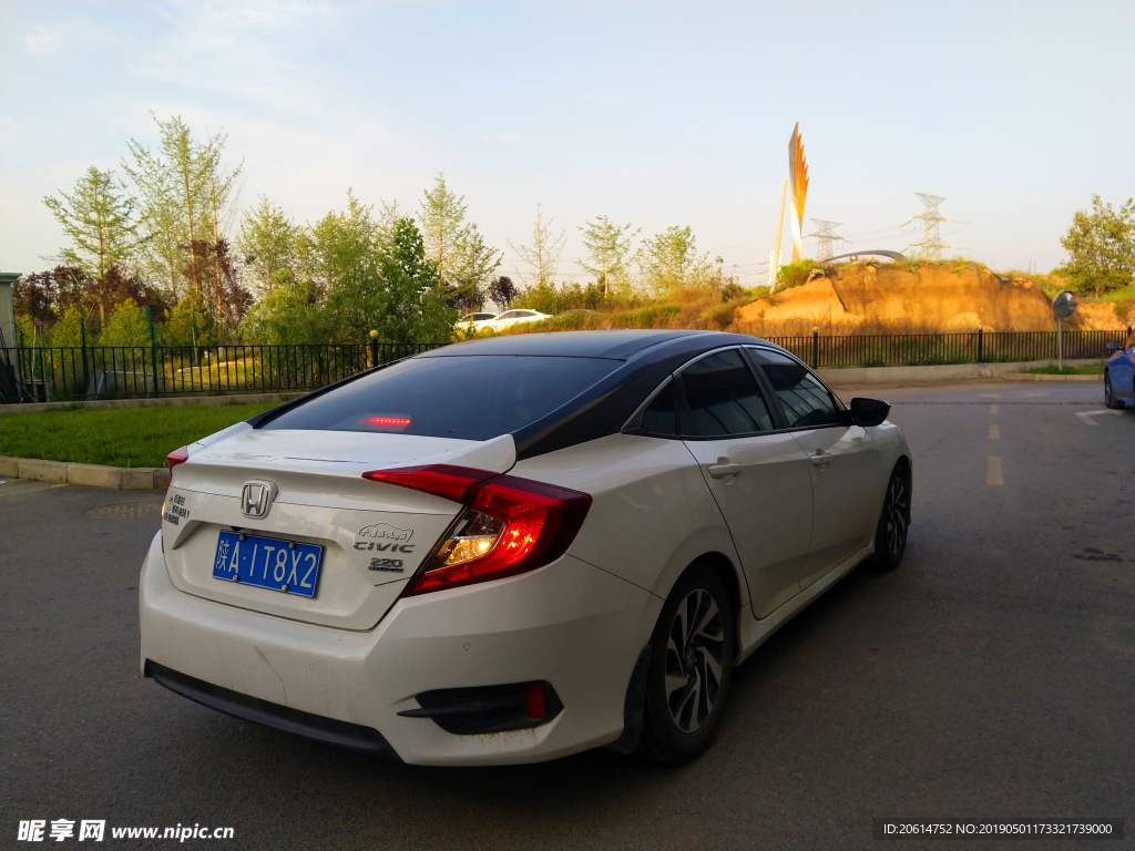 夕阳下停留的汽车