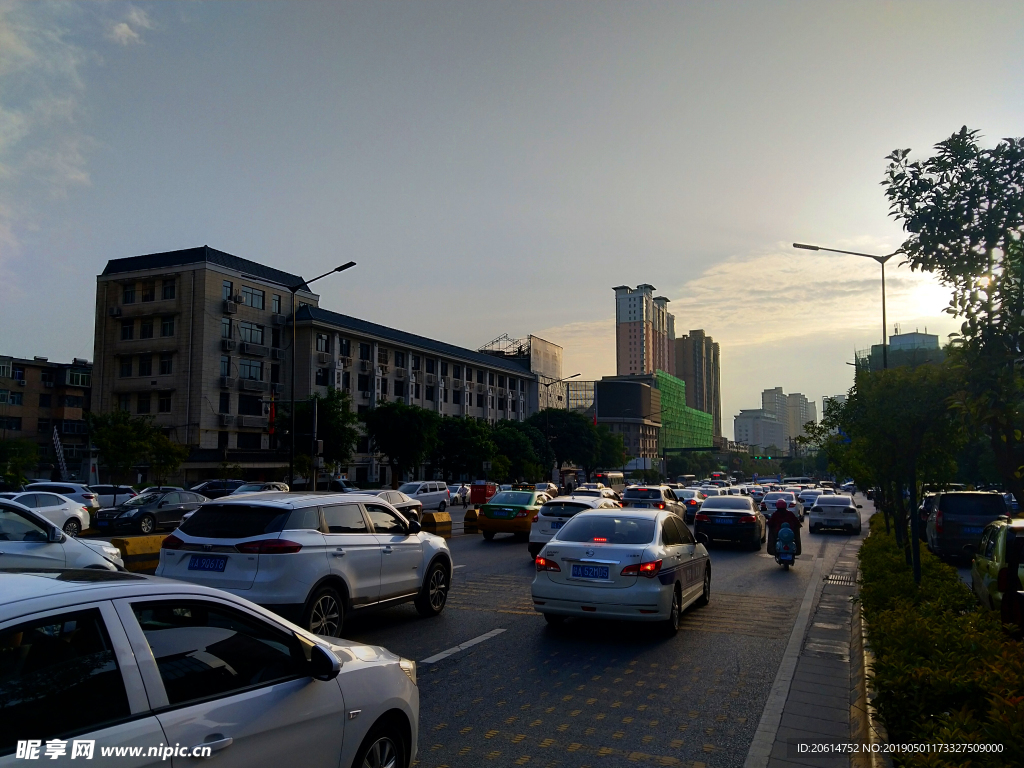 夕阳下拥挤的城市道路