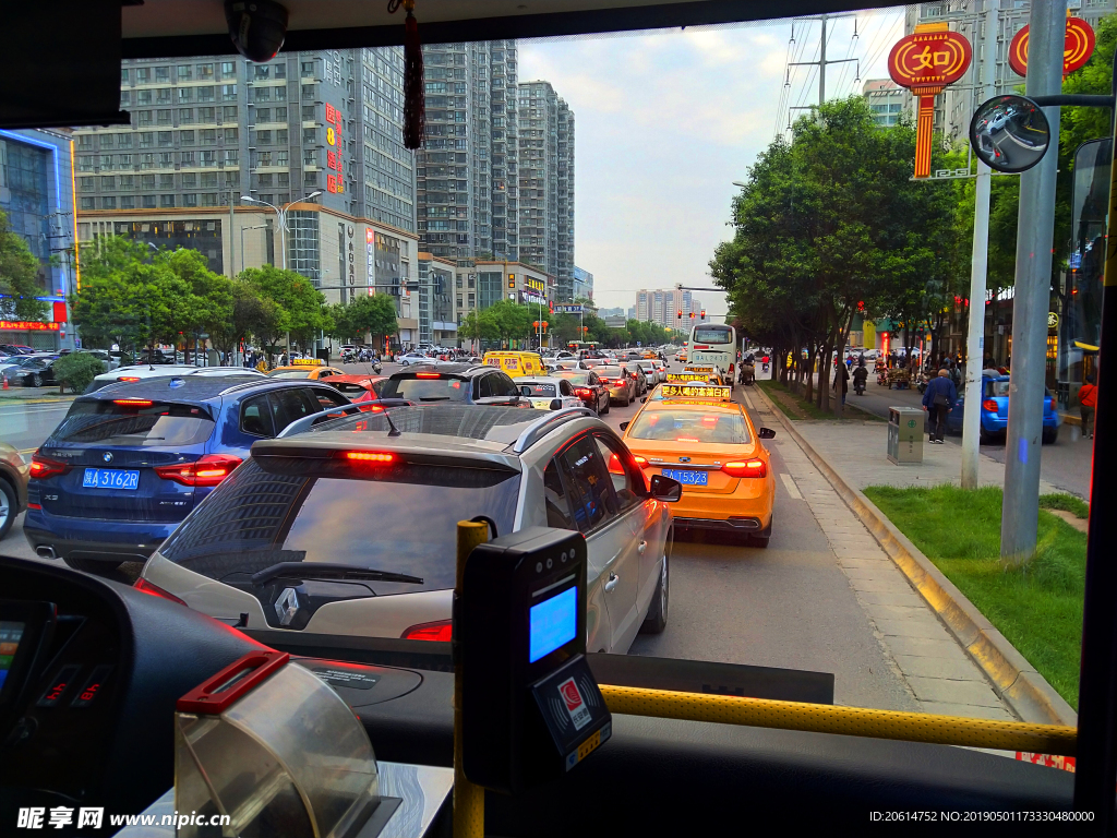 拥挤的城市道路