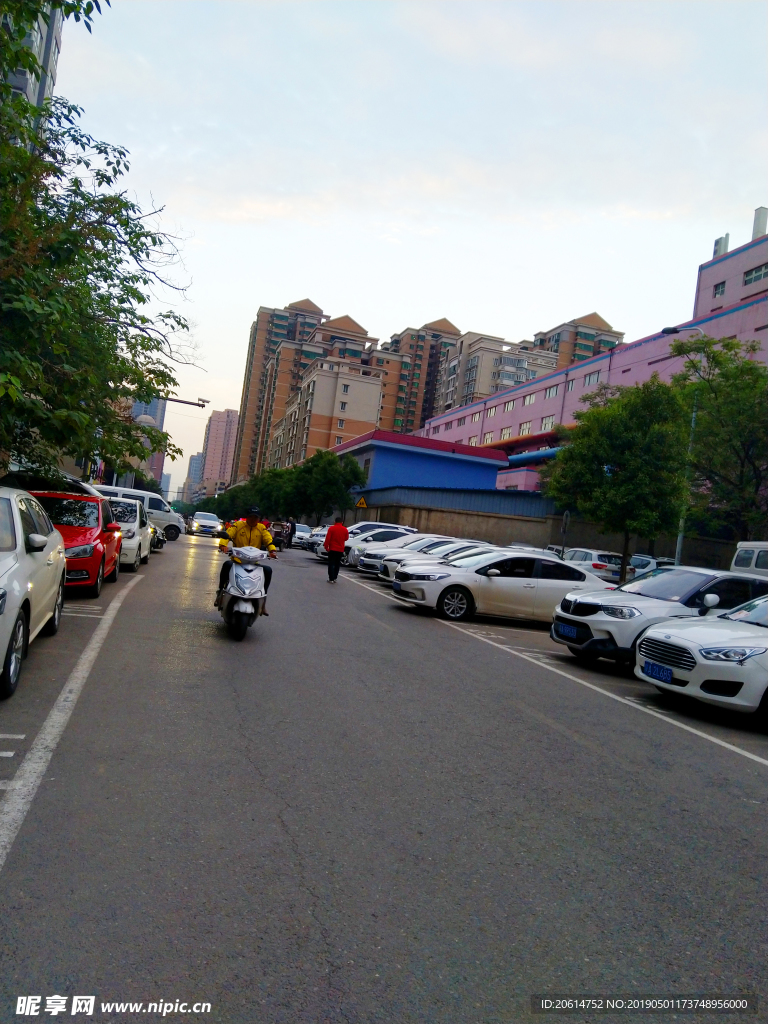 夕阳下的城市道路风景