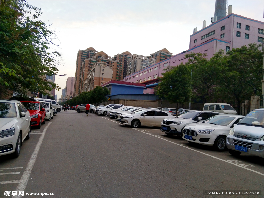 夕阳下的城市道路风景