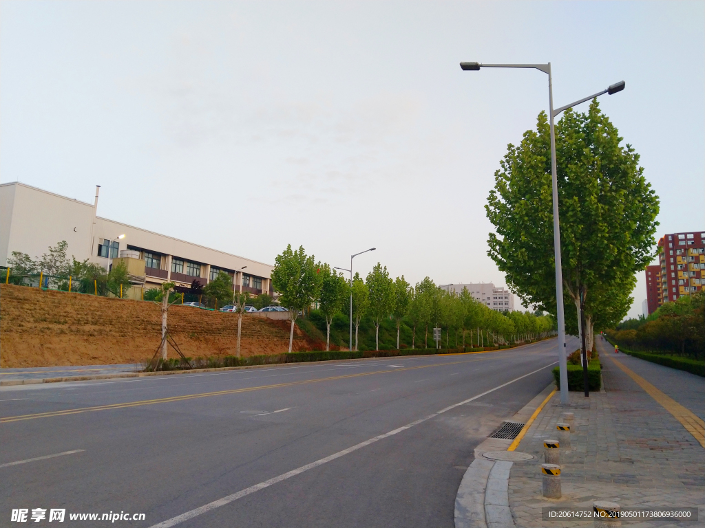 夕阳下的城市道路美景