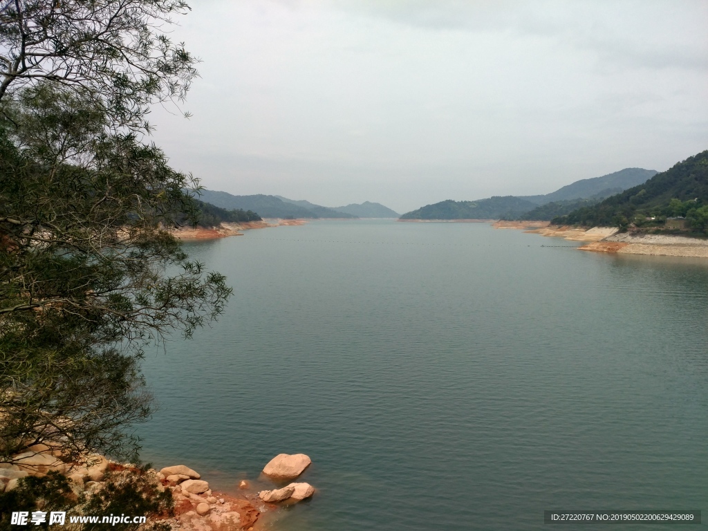 新丰江大坝欣赏万绿湖湖水