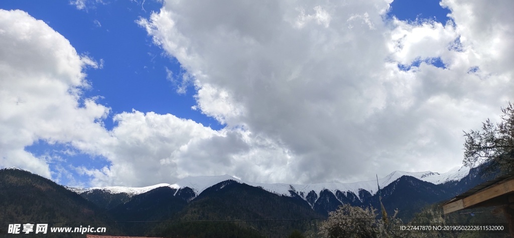 蓝天白云雪山