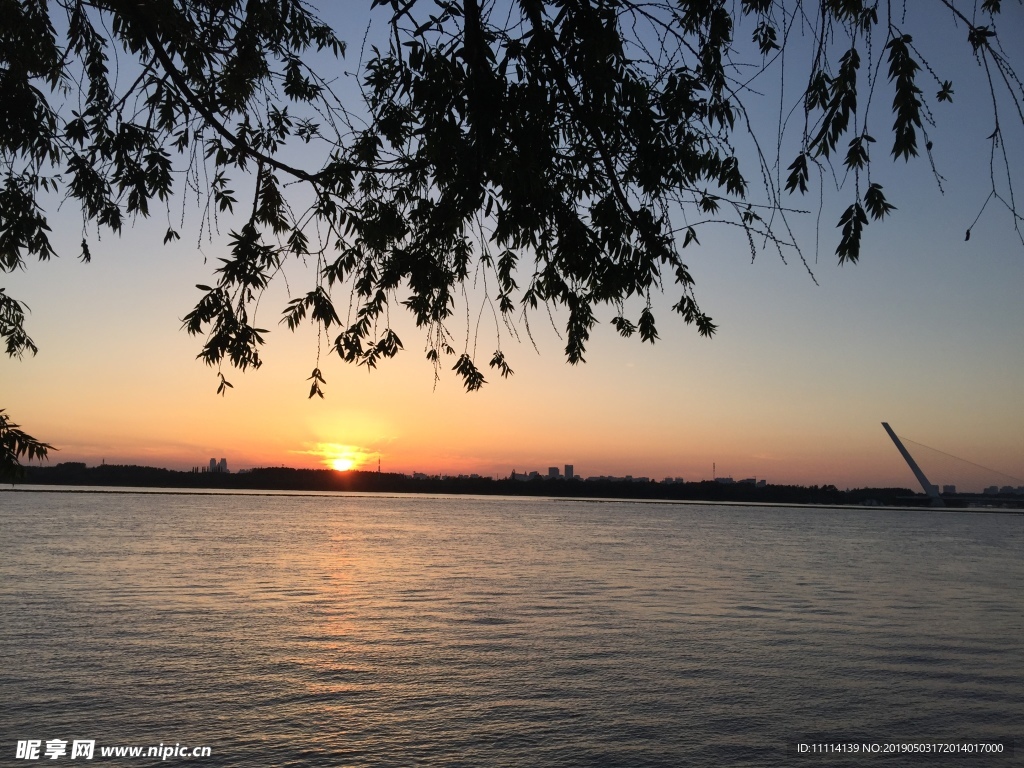 松花江畔夕阳风景