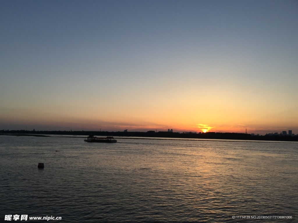 松花江畔夕阳风景