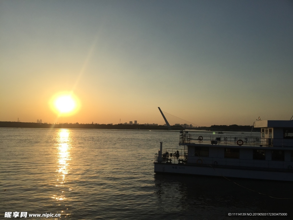 哈尔滨松花江畔夕阳风景