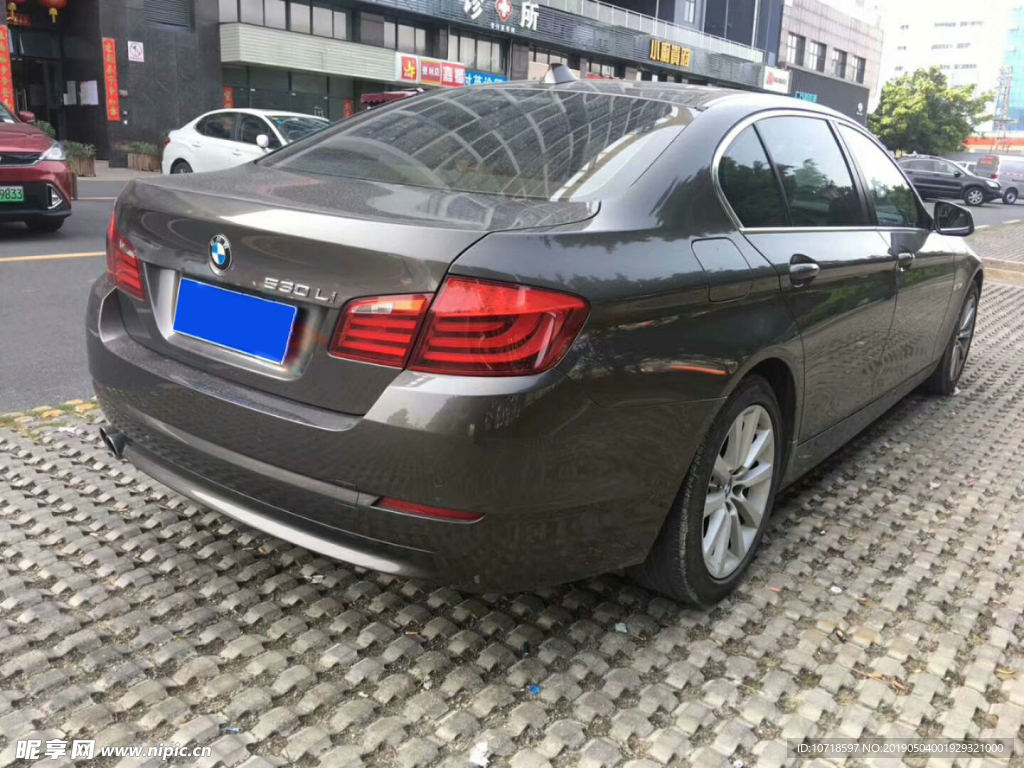 小轿车