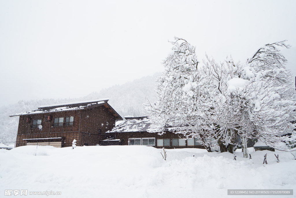 雪中木屋