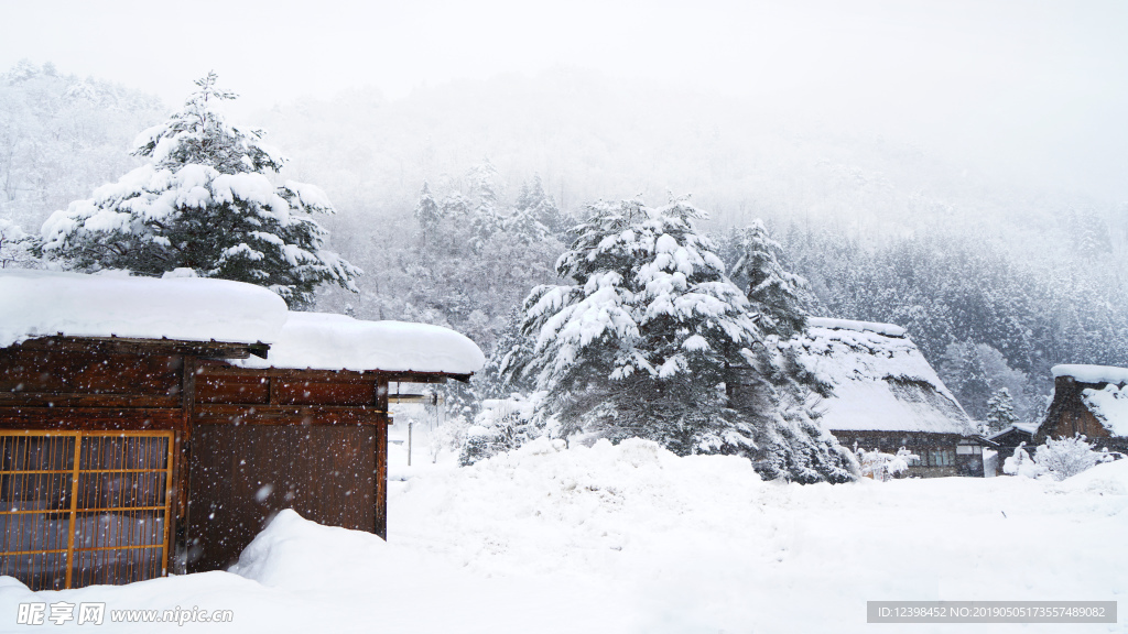 雪中木屋