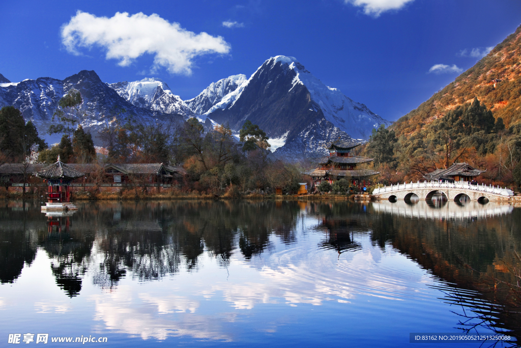 蓝天雪山