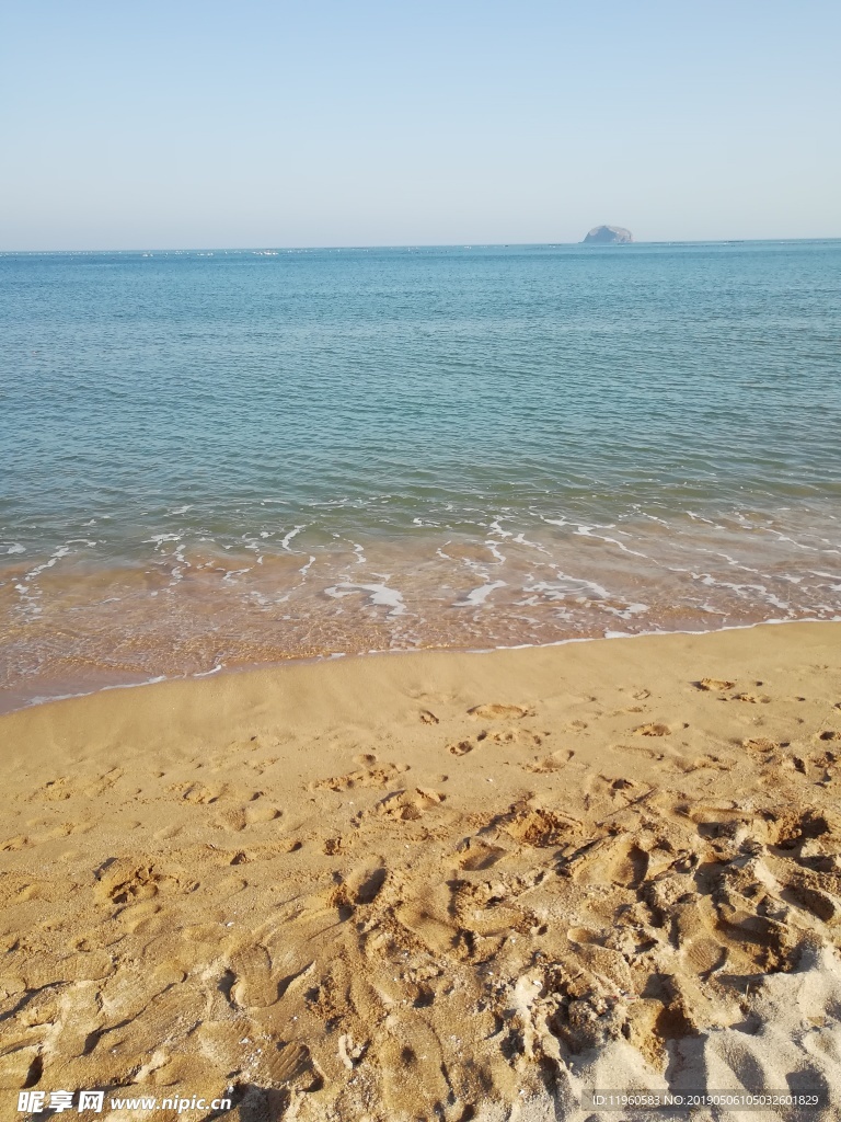 夏日沙滩海浪脚印