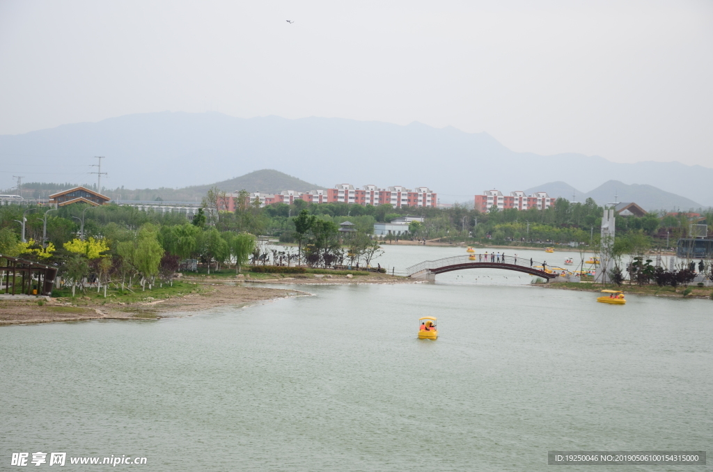 水天一色 湖面 游船  水面