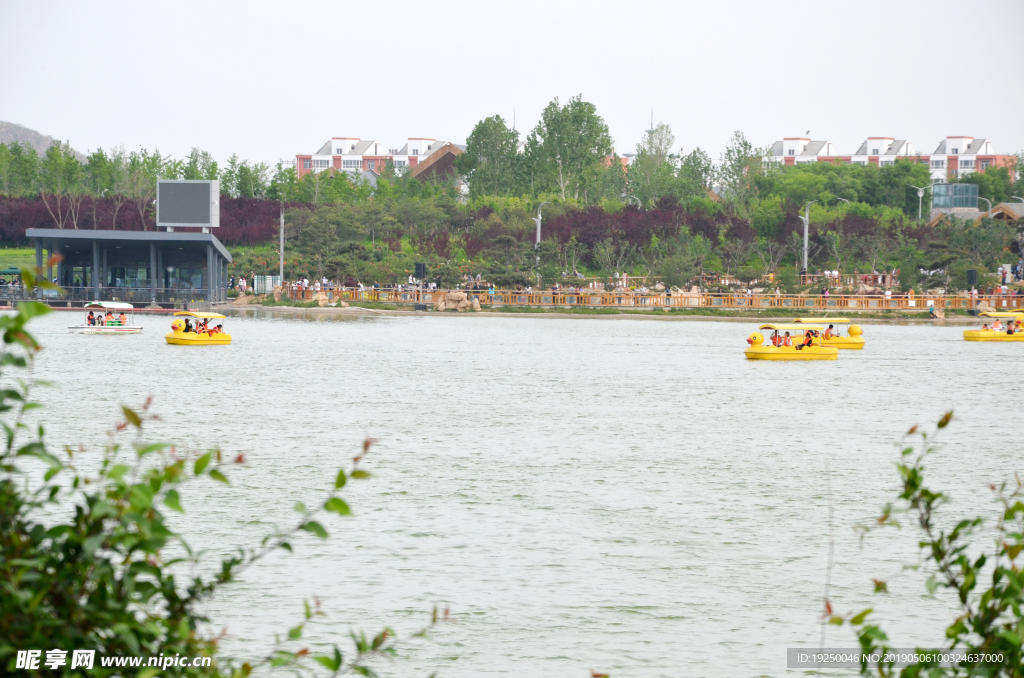 水天一色 湖面 游船  水面