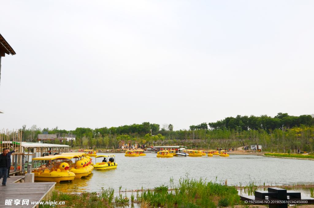 水天一色 湖面 游船  水面