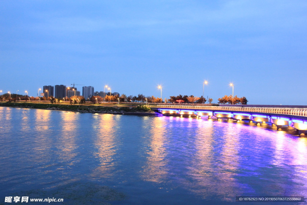 荣成市樱花湖傍晚灯光夜景